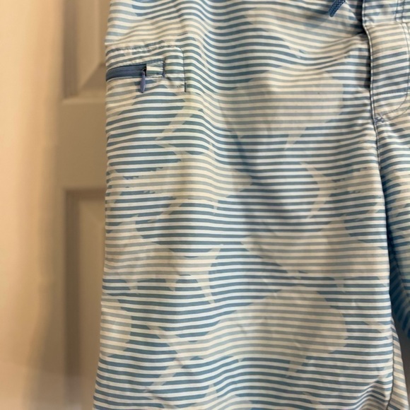 Men size 34 Vineyard Vines shorts, whale logo all around thin lightweight - Picture 3 of 5